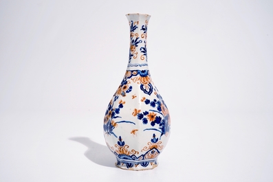 A Dutch Delft bottle vase with a floral chinoiserie design in red and blue, 1st quarter 18th C.