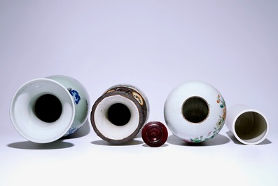 Quatre vases divers en porcelaine de Chine, e.o. en bleu et blanc sur fond c&eacute;ladon, 19/20&egrave;me