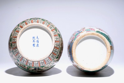 Een Chinese famille verte vaas met zijdeproductie en een famille rose vaas, 19/20e eeuw