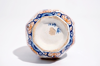 Un vase de forme bouteille &agrave; d&eacute;cor de chinoiserie florale en fa&iuml;ence de Delft, 1er quart du 18&egrave;me