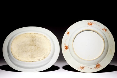 Un plat en porcelaine de Chine famille rose au panier fleuri et un plat ovale en bleu et blanc, Qianlong