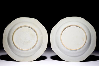 Une paire d'assiettes en porcelaine de Chine &agrave; d&eacute;cor &quot;pseudo feuille de tabac&quot;, Qianlong