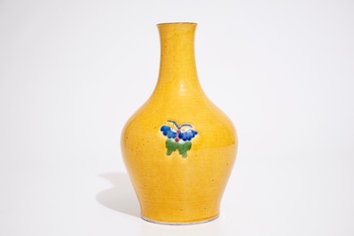 Un vase en porcelaine de Chine famille rose sur fond jaune, 20&egrave;me