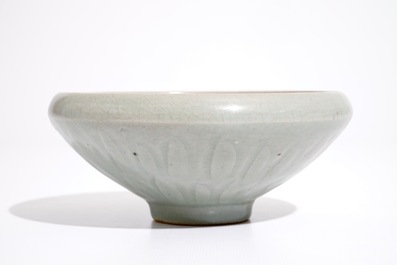 A Chinese celadon bowl with underglaze floral design, 19th C.