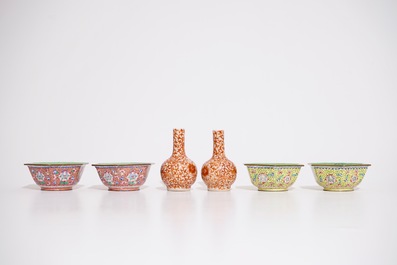 A Chinese famille rose dish, a pair of dragon vases and four Canton enamel bowls, 19/20th C.