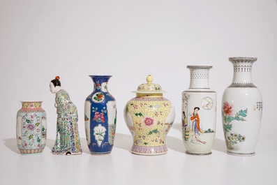 Cinq vases en porcelaine de Chine famille rose et une figure debout, 19/20&egrave;me