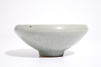 A Chinese celadon bowl with underglaze floral design, 19th C.