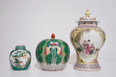 Twee Chinese famille rose vazen met deksels en een kleine famille verte gemberpot, 19/20e eeuw