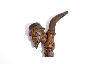 Cinq paniers, une figure en bois sculpt&eacute; polychrome, une pipe et un collier crucifixe, R.D. Congo, 1&egrave;re moiti&eacute; du 20&egrave;me