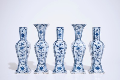 Une garniture de cinq vases en fa&iuml;ence de Delft bleu et blanc &agrave; d&eacute;cor de chinoiserie, 18&egrave;me