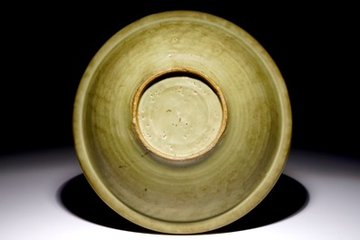 Een geribde Chinese Longquan celadon schotel, Ming