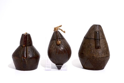 Trois poires &agrave; poudre en bois Bakongo, R.D. Congo, d&eacute;but du 20&egrave;me