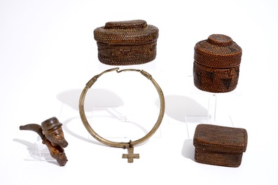 Cinq paniers, une figure en bois sculpt&eacute; polychrome, une pipe et un collier crucifixe, R.D. Congo, 1&egrave;re moiti&eacute; du 20&egrave;me