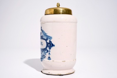 Un pot de pharmacie en fa&iuml;ence de Delft bleu et blanc de forme albarello, 18&egrave;me