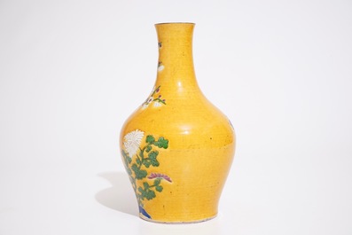 Un vase en porcelaine de Chine famille rose sur fond jaune, 20&egrave;me
