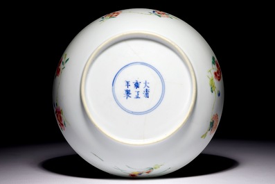 Une assiette en porcelaine de Chine famille rose, marque et p&eacute;riode de Yongzheng