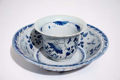 Een zeldzame blauw-witte Franse fa&iuml;ence trembleuse, Nevers, 17e&nbsp;eeuw