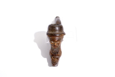 Cinq paniers, une figure en bois sculpt&eacute; polychrome, une pipe et un collier crucifixe, R.D. Congo, 1&egrave;re moiti&eacute; du 20&egrave;me