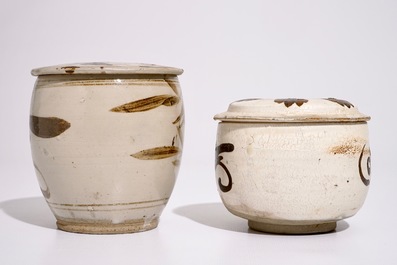 Deux bols couverts en c&eacute;ramique &eacute;maill&eacute;e Cizhou, Chine, Song et Ming