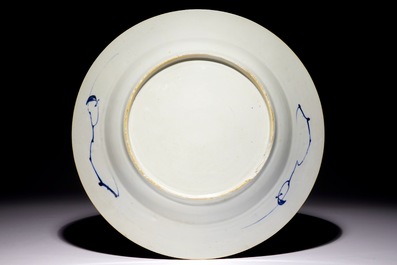 Een blauw-witte Chinese schotel met decor van een lijfstraf, Yongzheng/Qianlong