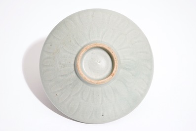 Un bol en porcelaine de Chine c&eacute;ladon &agrave; d&eacute;cor sous-&eacute;mail floral, 19&egrave;me