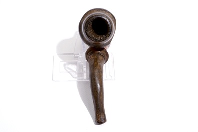 Cinq paniers, une figure en bois sculpt&eacute; polychrome, une pipe et un collier crucifixe, R.D. Congo, 1&egrave;re moiti&eacute; du 20&egrave;me