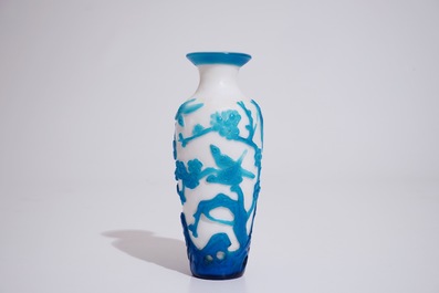 A Chinese blue overlay Beijing glass vase, 19/20th C.
