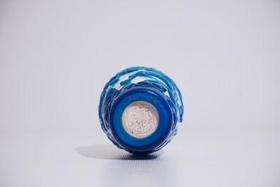 Un vase en verre de P&eacute;kin en bleu sur fond blanc, Chine, 19/20&egrave;me