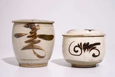 Twee cylindrische Chinese Cizhou dekseldozen, Song en Ming