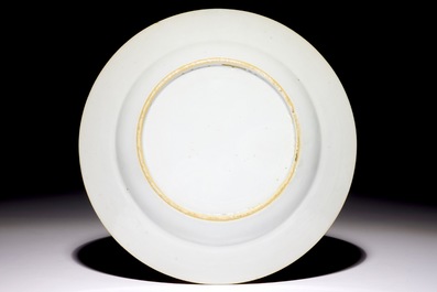 Une assiette en porcelaine de Chine d'exportation &agrave; d&eacute;cor &quot;Pompadour&quot;, vers 1745