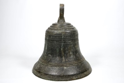 Une &eacute;norme cloche d'&eacute;glise en bronze, dat&eacute;e 1623 et avec une inscription, France