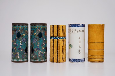 Vijf hoedensteunen: een Chinese qianjiang cai, een paar in cloisonn&eacute; en twee sancai geglazuurde, 19/20e eeuw