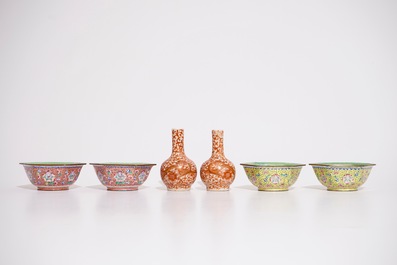 Un plat en porcelaine de Chine famille rose, une paire de vases aux dragons et quatre bols en &eacute;mail de Canton, 19/20&egrave;me