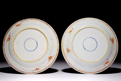 Une paire d'assiettes en porcelaine de Chine verte-imari, Kangxi