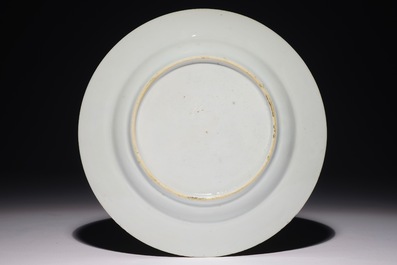 Une assiette en porcelaine de Chine famille rose &quot;Romance de la Chambre de l'Ouest&quot;, Yongzheng