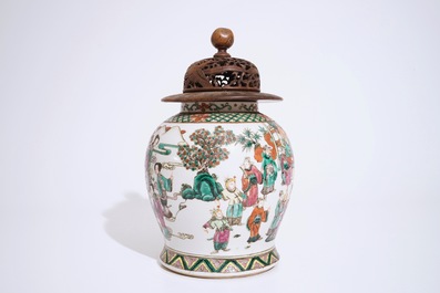Un vase en porcelaine de Chine famille rose avec un couvercle en bois, 19&egrave;me
