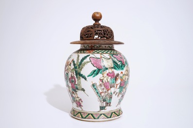 Een Chinese famille rose vaas met krijgers, later houten deksel, 19e eeuw