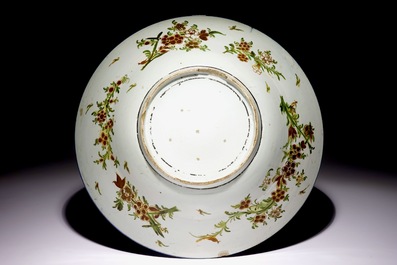 Un grand plat en porcelaine de Japon d'Arita de style Wanli surd&eacute;cor&eacute;, vers 1700