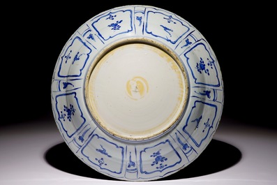 Een zeer grote blauw-witte kraak porseleinen schotel met een leeuw, Wanli, Ming