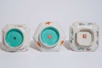 Trois pr&eacute;sentoirs en porcelaine de Chine famille rose, 19&egrave;me
