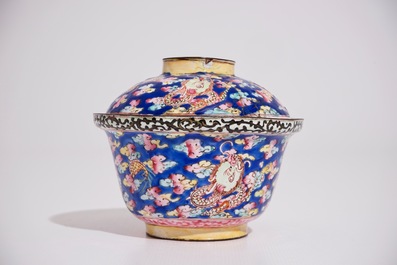 Een Chinese kop en schotel met deksel in Canton emaille met draken op een blauwe fond, 19e eeuw