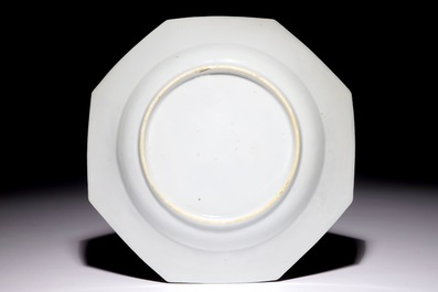 Une assiette octogonale en porcelaine de Chine famille rose, Yongzheng
