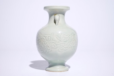 A fine Chinese celadon vase with incised lotus design, 18/19th C.