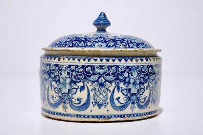 Een ronde blauw-witte Delftse tabaksdoos met deksel, 18e eeuw