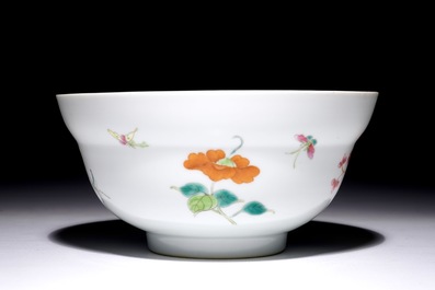 Un bol en porcelaine de Chine famille rose &agrave; d&eacute;cor floral, marque et prob. &eacute;poque de Guangxu, 19/20&egrave;me