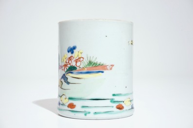 Un pot &agrave; pinceaux de forme cylindrique en porcelaine de Chine famille rose, Qianlong
