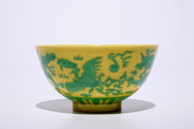 Un bol en porcelaine de Chine &agrave; d&eacute;cor de dragons et ph&eacute;nix verts sur fond jaune, marque et p&eacute;riode de Guangxu