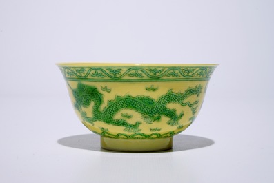 Een Chinese kom met groene draken op gele fondkleur, Jiaqing merk, 19/20e eeuw