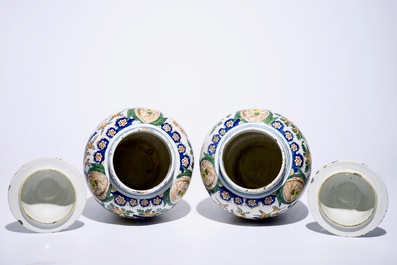 Une paire de grands vases et leur couvercle en fa&iuml;ence de Delft polychrome, d&eacute;but du 18&egrave;me