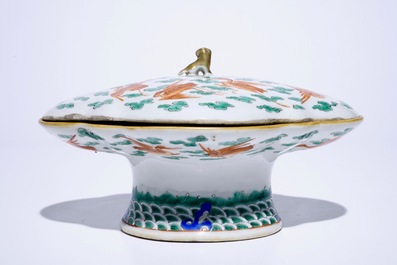 A Chinese famille verte covered bowl on foot with cranes among clouds, 19/20th C.
